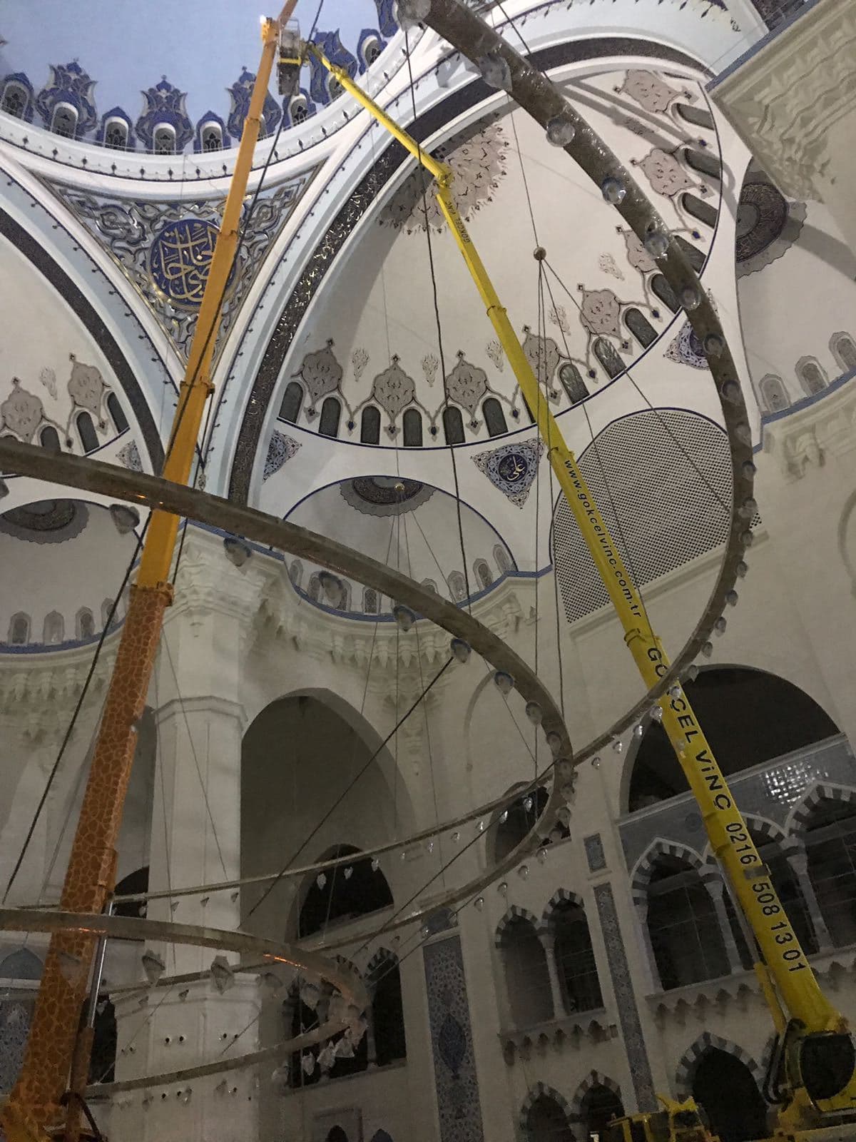 Cami içinde avize montajı için vinç kullanımı