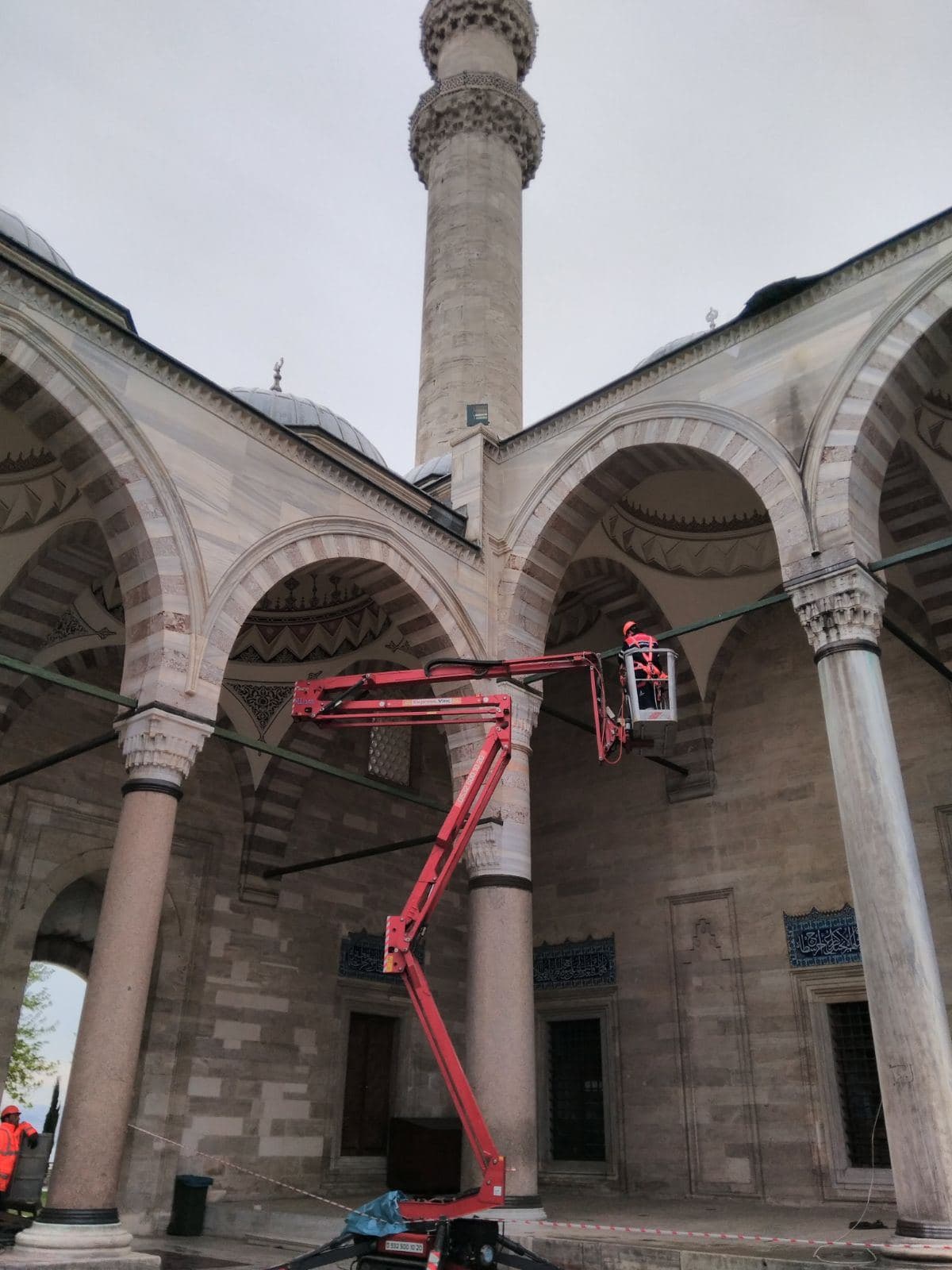 Cami avlusunda minare restorasyonu için vinç çalışması