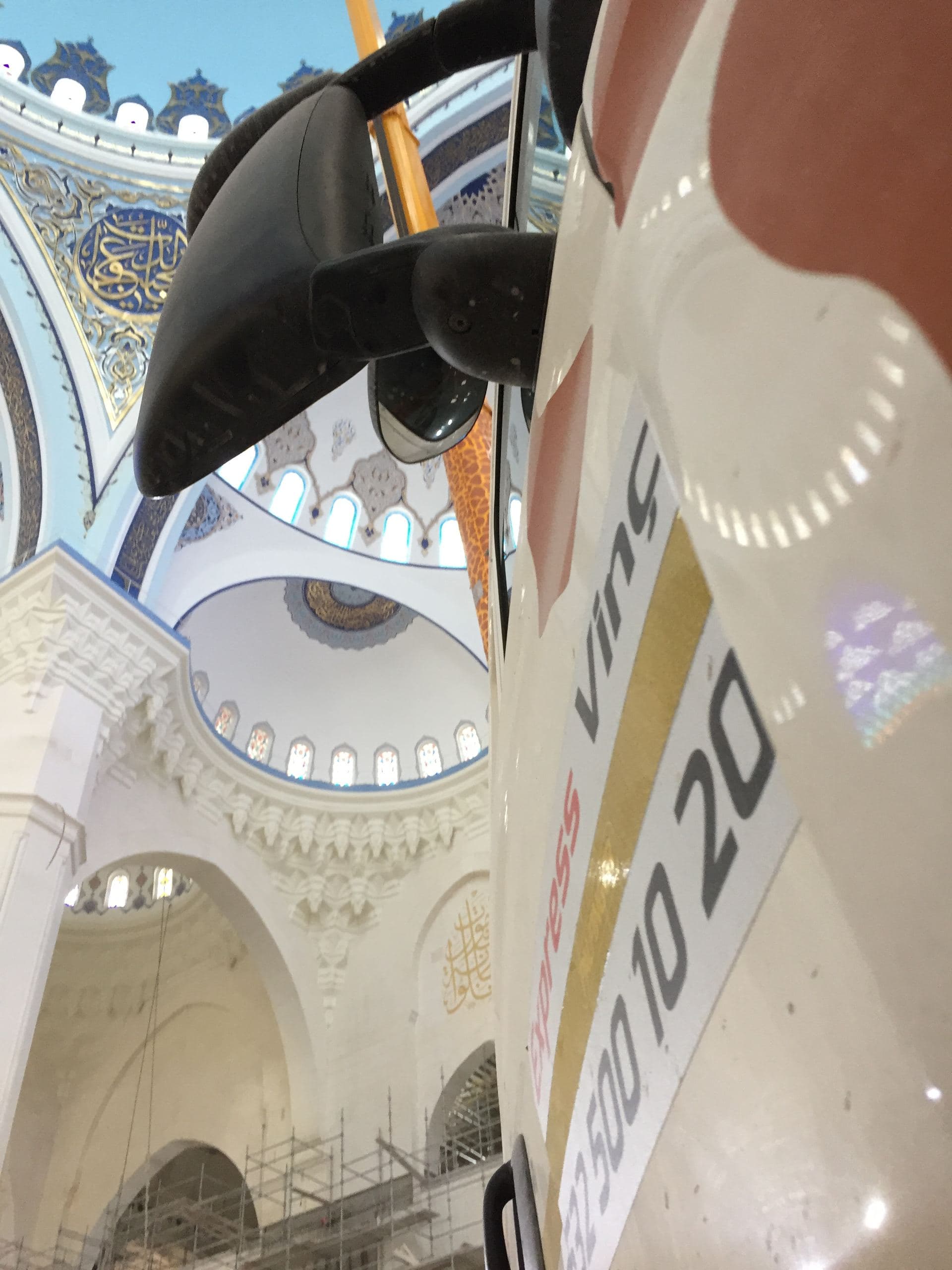 Cami iç mekanında kiralık vinç ile yapılan çalışma