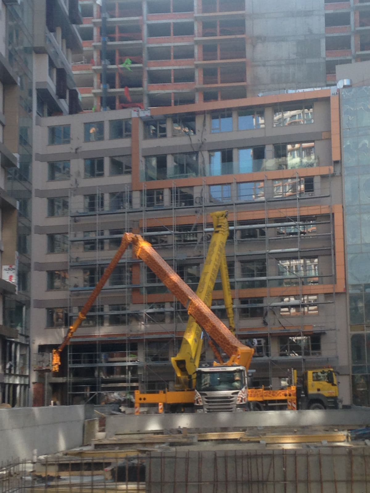 Bina cephesinde vinç ile montaj çalışması