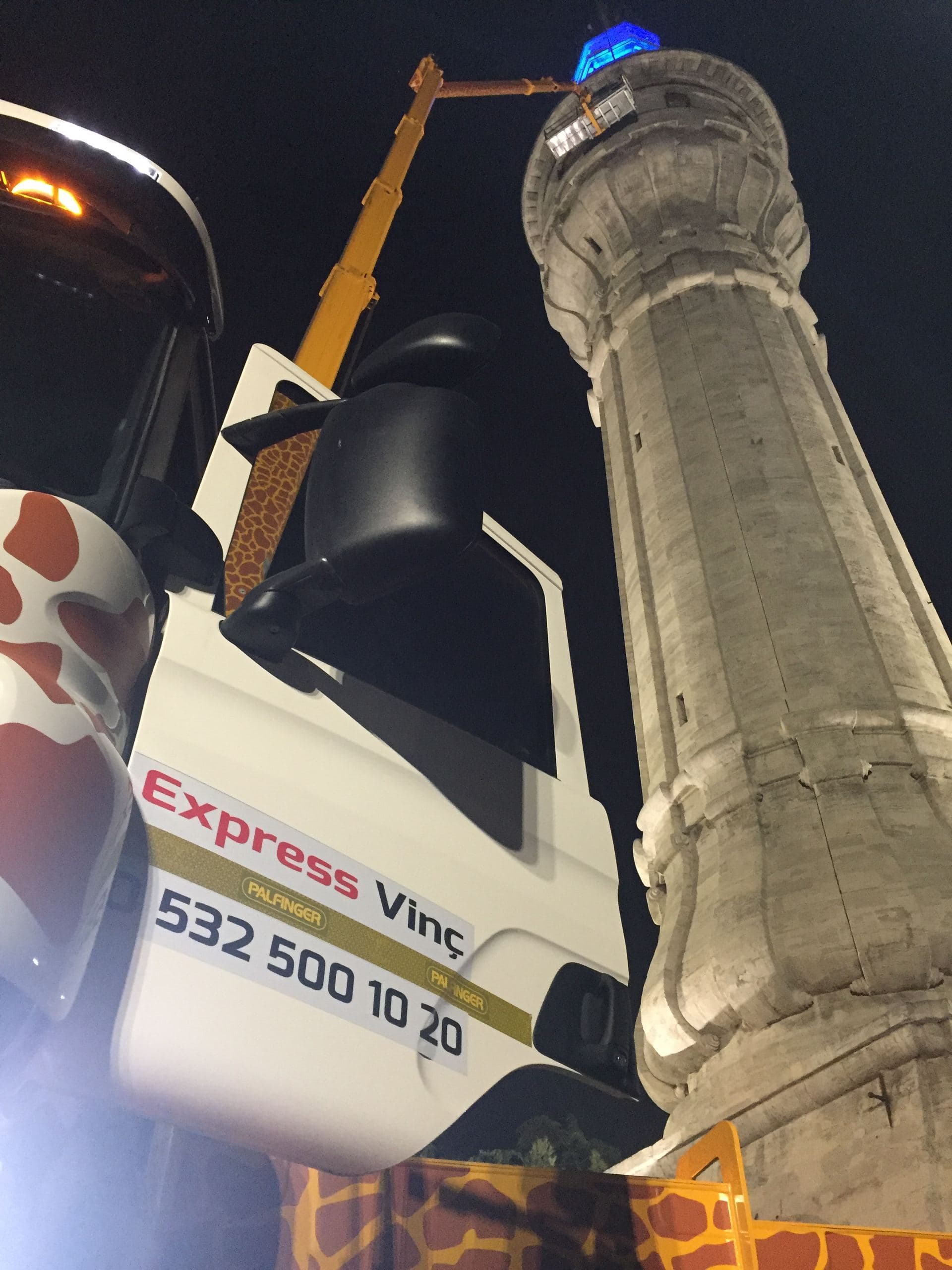 Gece saatlerinde minarede vinç ile çalışma