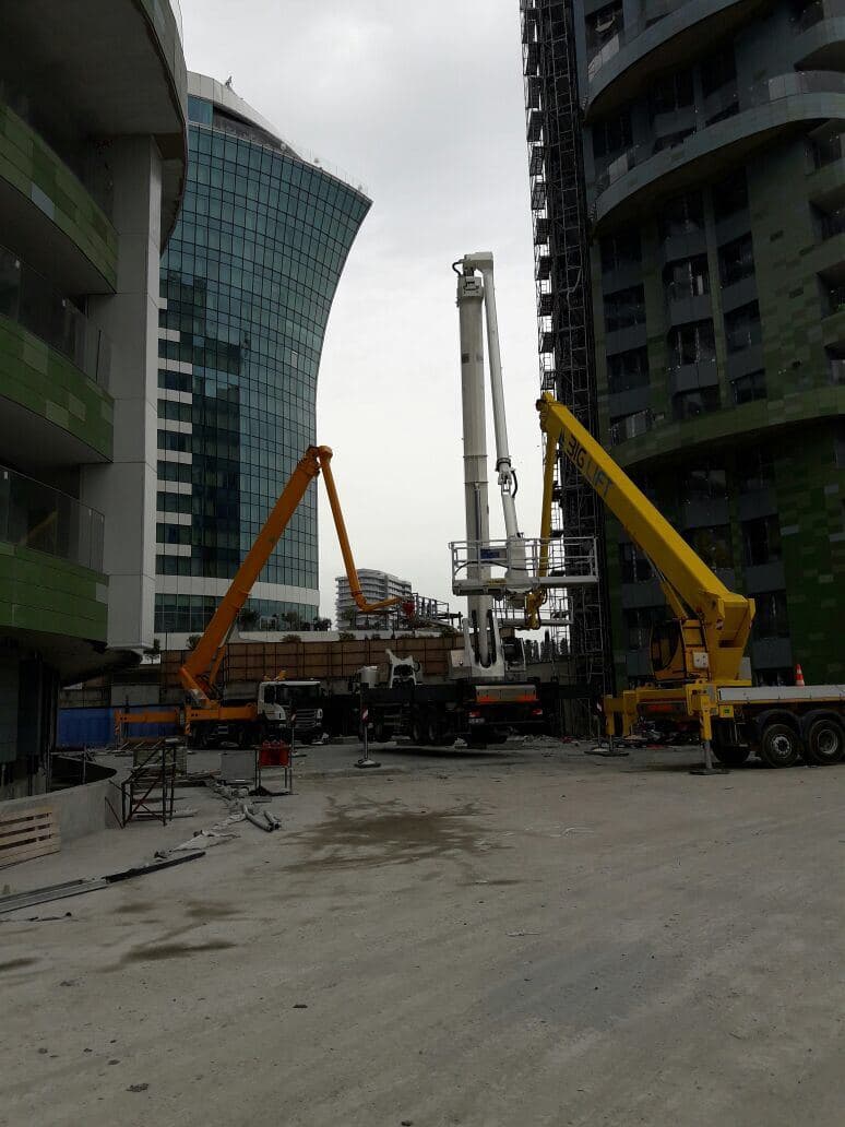 İstanbul'da şantiyede vinç kiralama çalışması