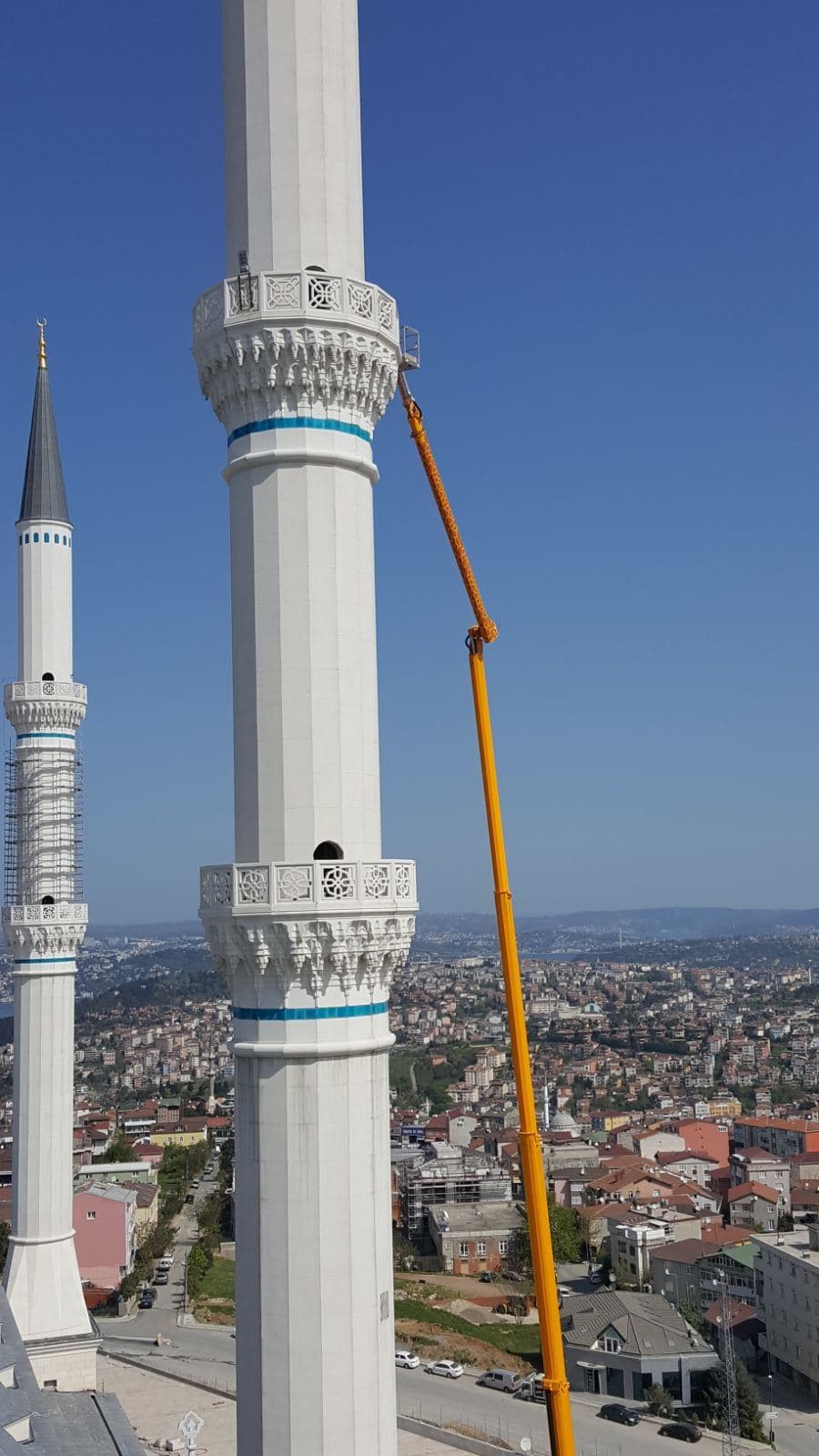 Cami minaresinde vinç ile restorasyon çalışması