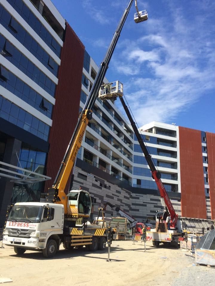 Manlift platform ile cephe montaj çalışması
