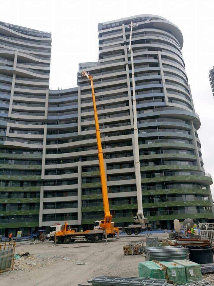 İstanbul'da yüksek katlı bina cephesinde çalışan mobil vinç