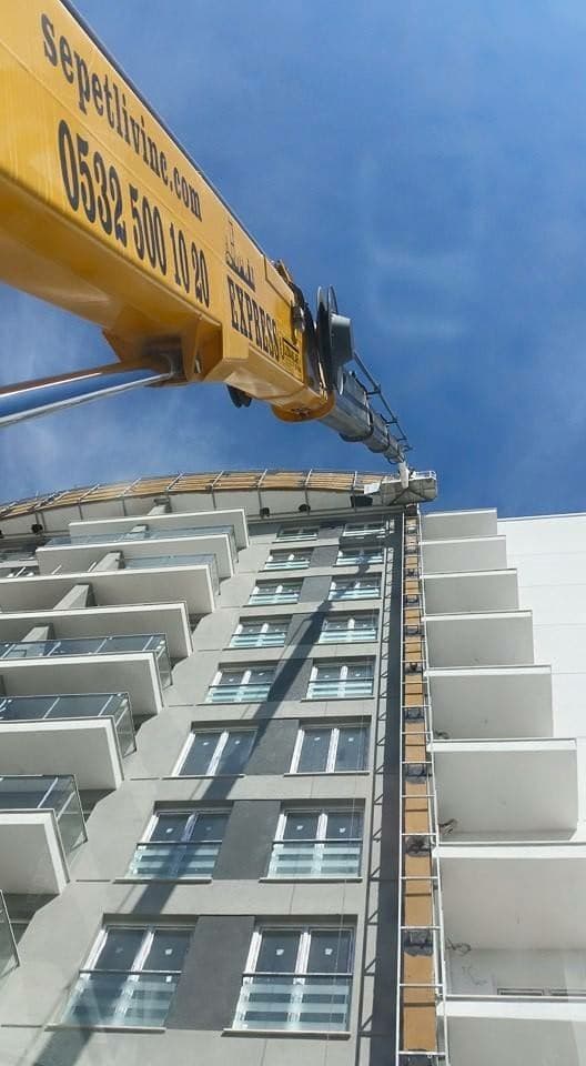 Sepetli vinç ile yüksek bina cephe çalışması